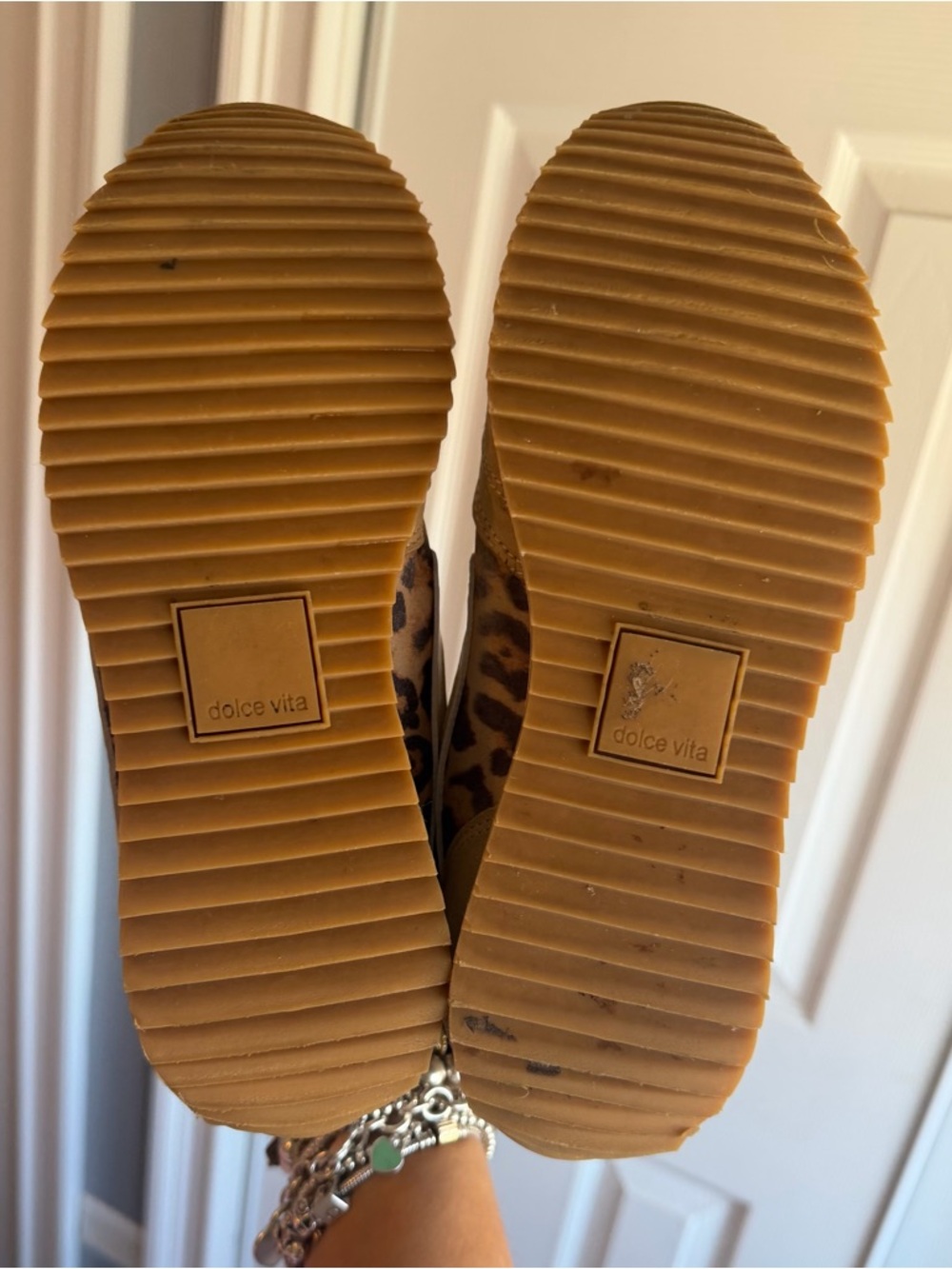 Dolce Vita Beige Leopard Print Tan Sneakers
Women’s Size: 7.5 - Picture 9 of 10